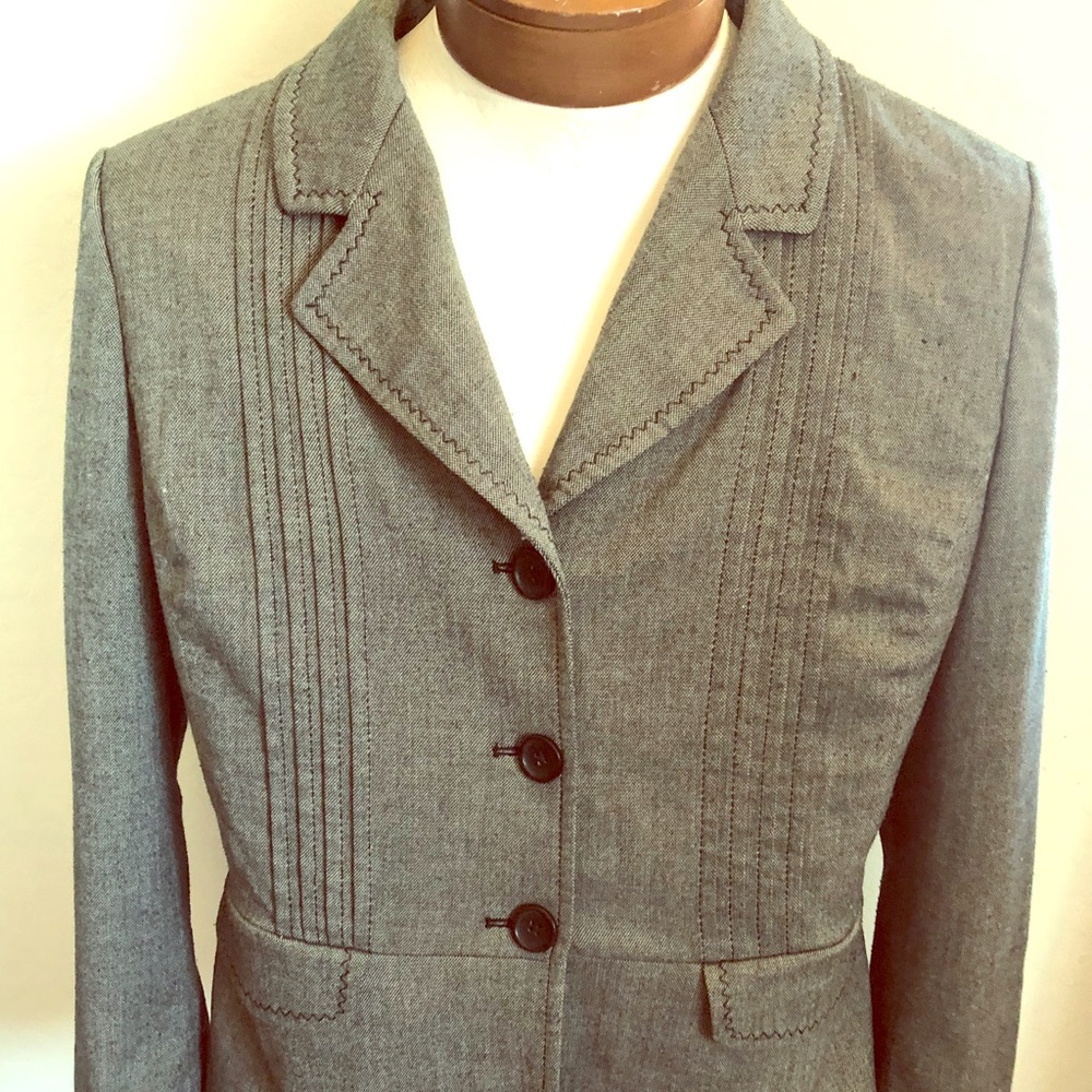 Love ❤️ this gray blazer, too many details to list